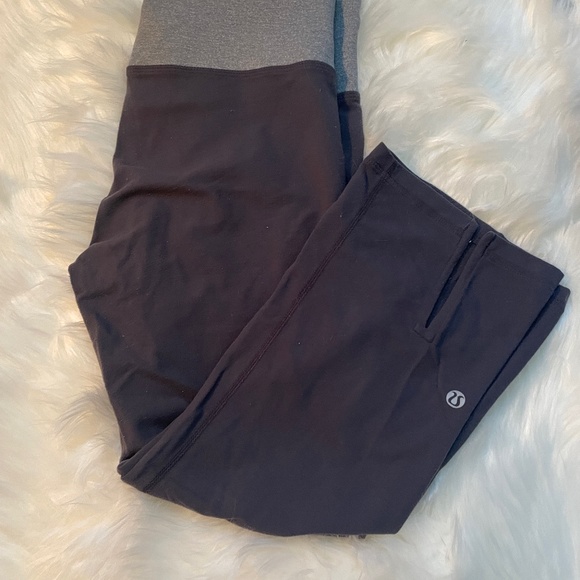 LULULEMON size 6 Leggings with small flare - Picture 3 of 3